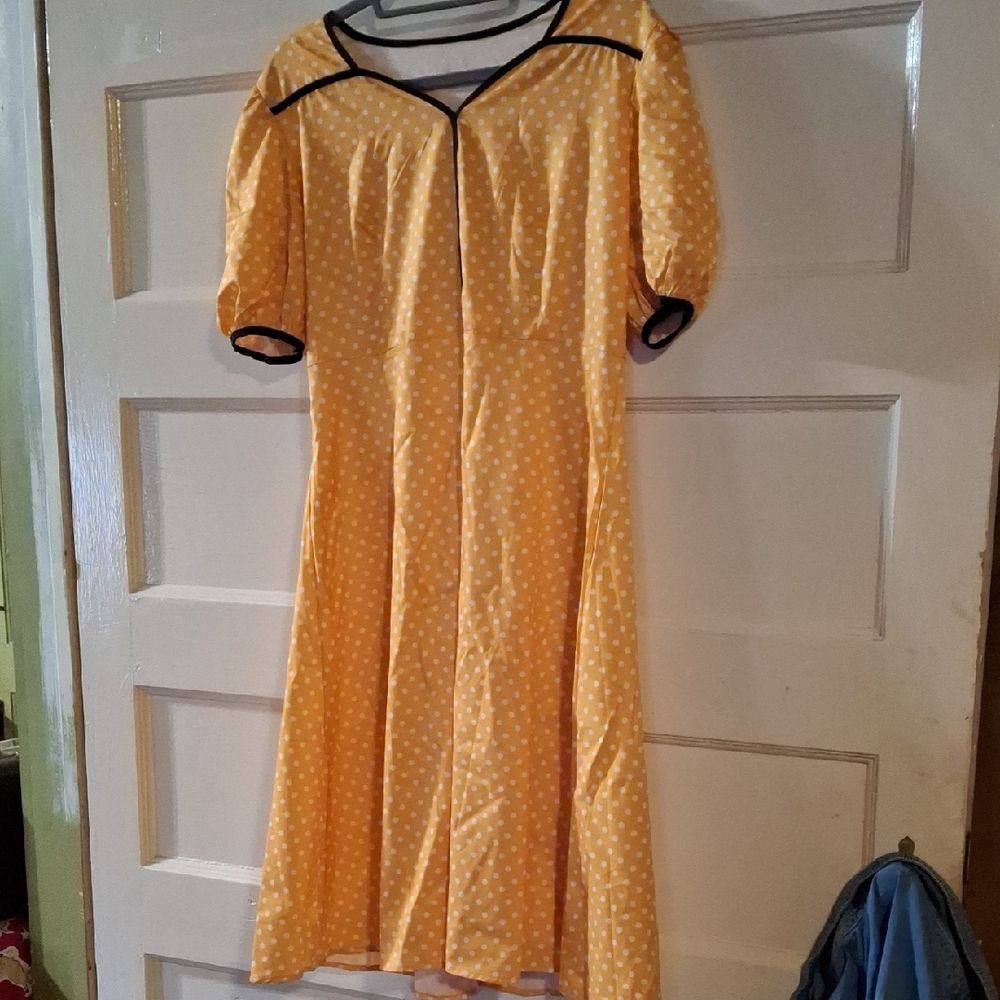 Chic Yellow Polka Dot Midi Dress (Can368)